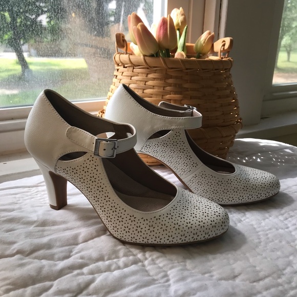 Giani Bernini White Heels 🤍 - Picture 4 of 5